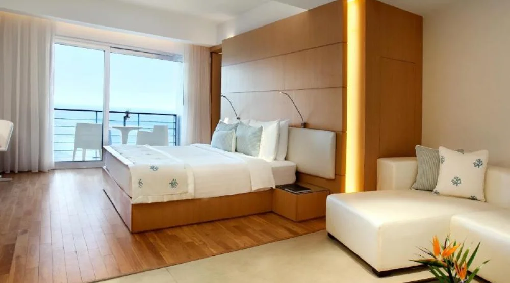 Junior Suite King Size Bed at Kempinski Hotel Aqaba Red Sea