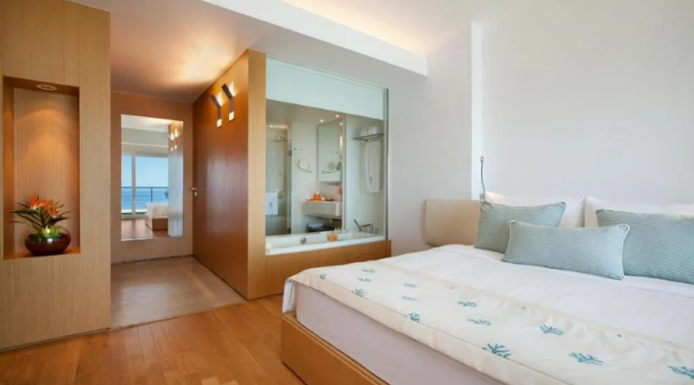 Executive Suite King Size Bed at Kempinski Hotel Aqaba Red Sea