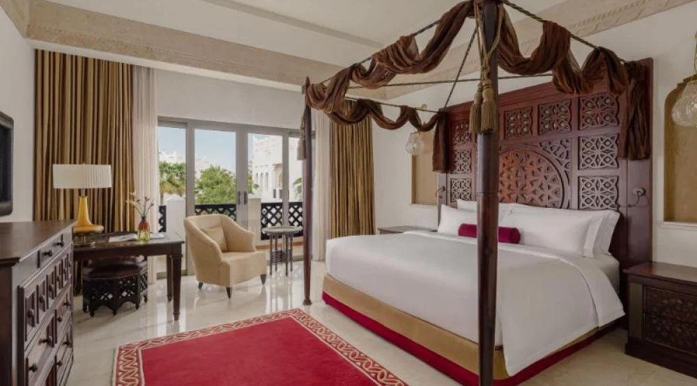 Deluxe Guest Room, One King, Resort View at Sharq Village & Spa a Ritz-Carlton Hotel