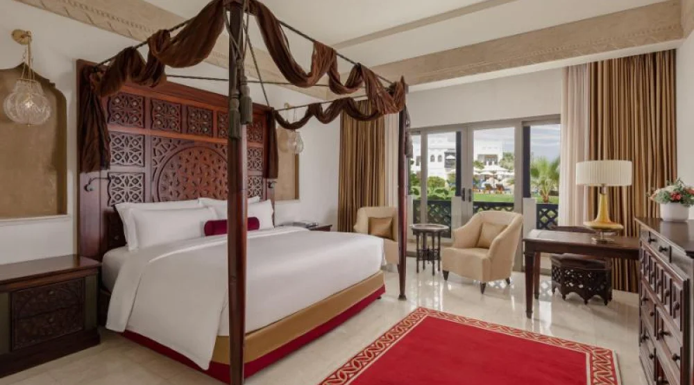 Deluxe Guest Room, One King, Pool View at Sharq Village & Spa a Ritz-Carlton Hotel