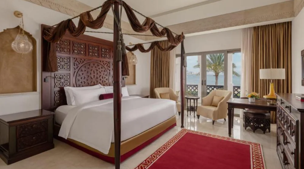 Deluxe Guest Room, One King, Sea View at Sharq Village & Spa a Ritz-Carlton Hotel