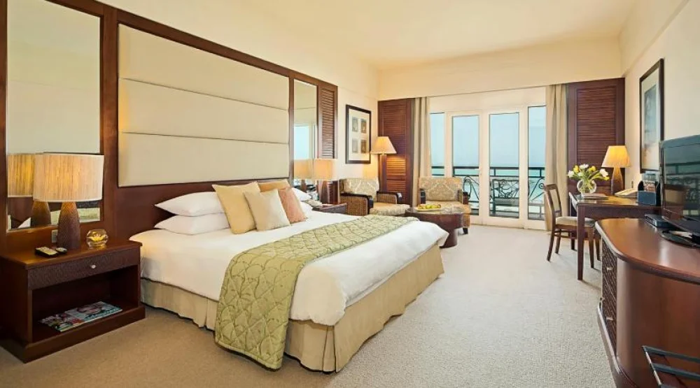Deluxe Grand Room at Danat Jebel Dhanna Resort