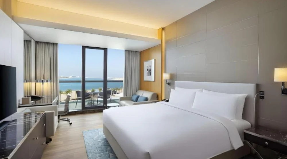 King Deluxe Room with Sea View and Balcony at Hilton Dubai Palm Jumeirah