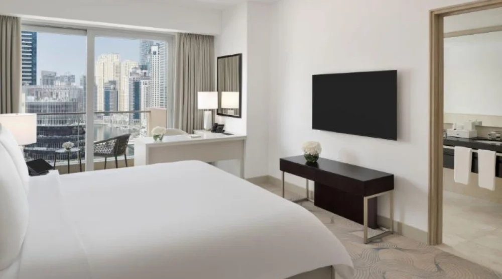 Grand, Club Level, Guest Room, One King, Sofa Bed, Marina View, Balcony at JW Marriott Hotel Marina