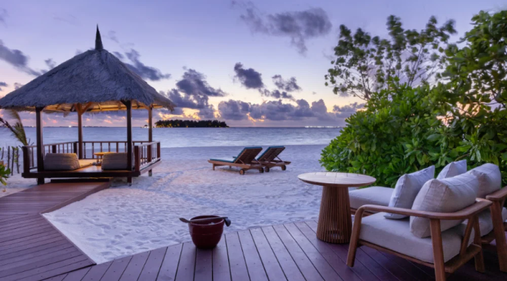 Beachfront Sunset View Pool Villa at Banyan Tree Vabbinfaru