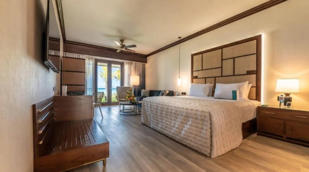 Beachfront Family, Suite, One King, Sofa Bed at Le Meridien Ile Maurice