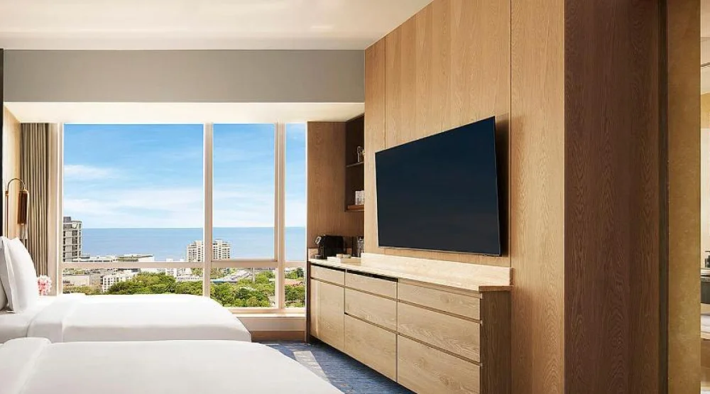 Deluxe Sea View Room (2 Twin Beds) at Four Seasons Hotel Mumbai