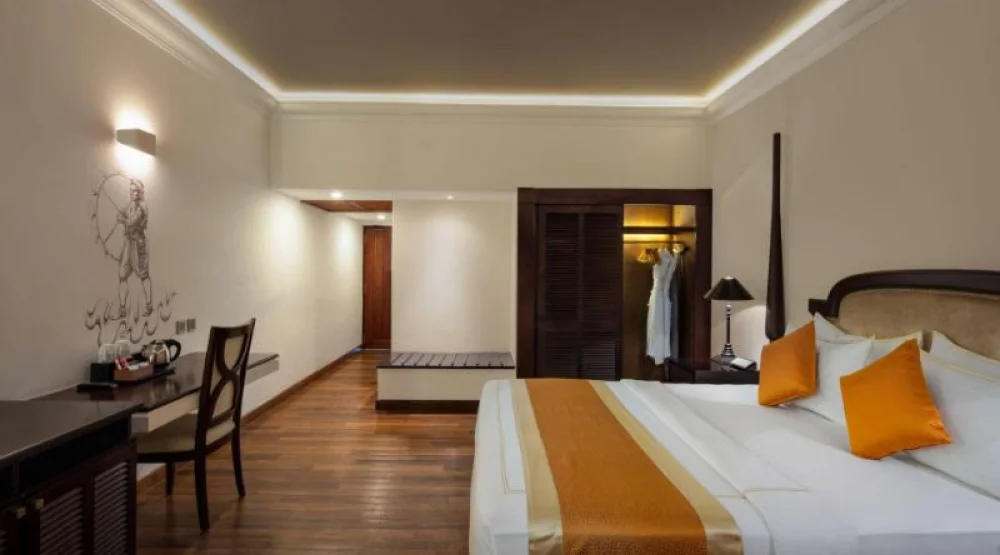 Luxury Twin Room at Earl's Regency