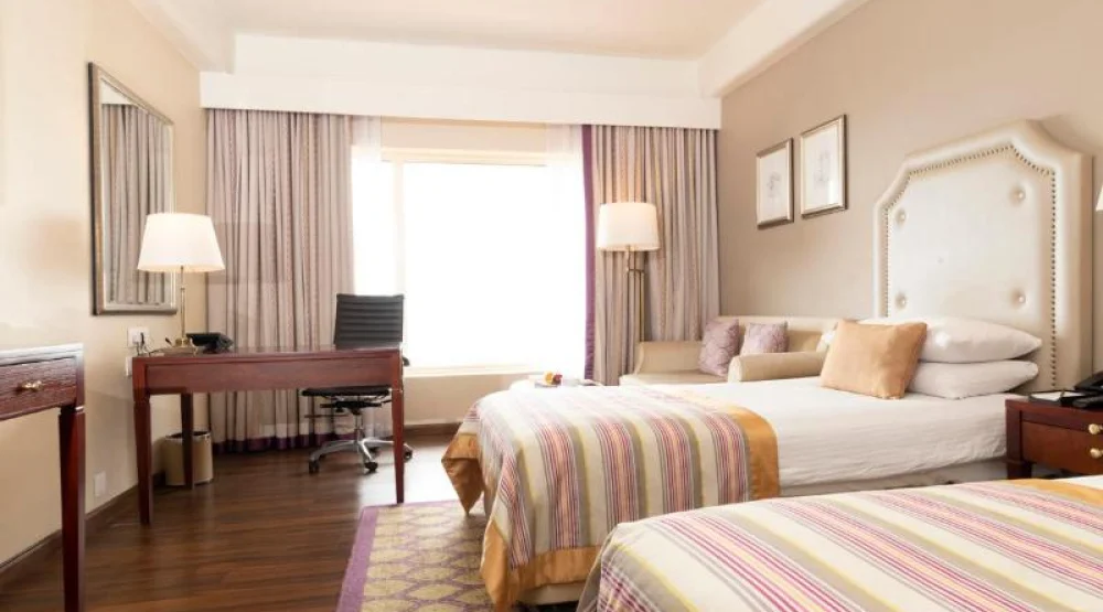 Deluxe Room City Facing Twin Bed at Taj Samudra