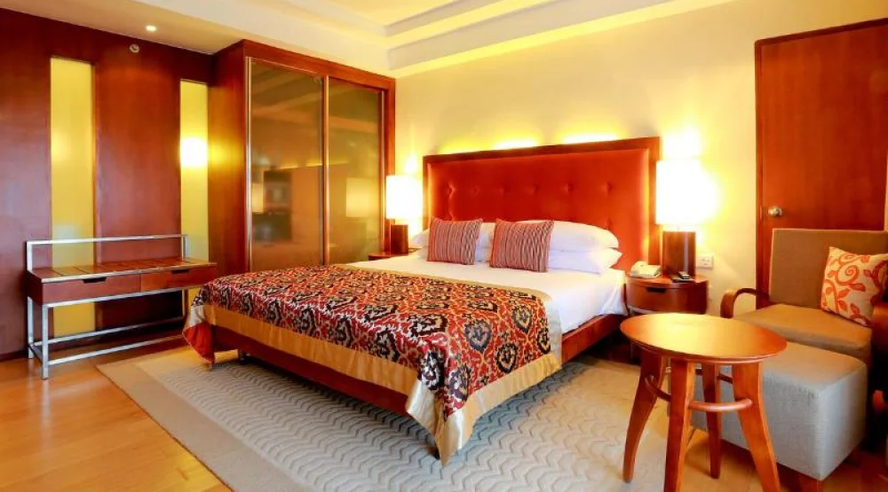 Deluxe Room City Facing Queen Bed at Taj Samudra