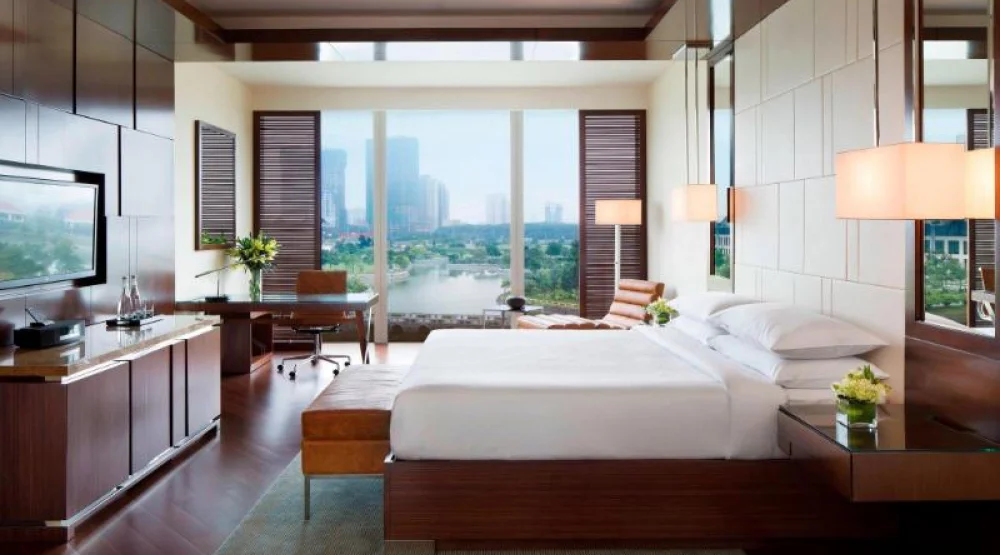 Deluxe King Lake View, Guest Room, One King, Lake View at JW Marriott Hotel Hanoi