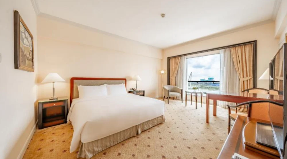Deluxe King River View at Lotte Hotel Saigon