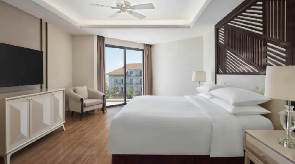 Deluxe Ocean, Guest Room, One King, Ocean View, Balcony at Renaissance Danang Hoi An Resort & Spa