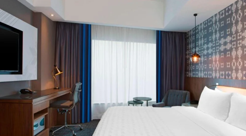 Guest Room, One King, Corner Room, Terrace at Le Meridien Kuala Lumpur