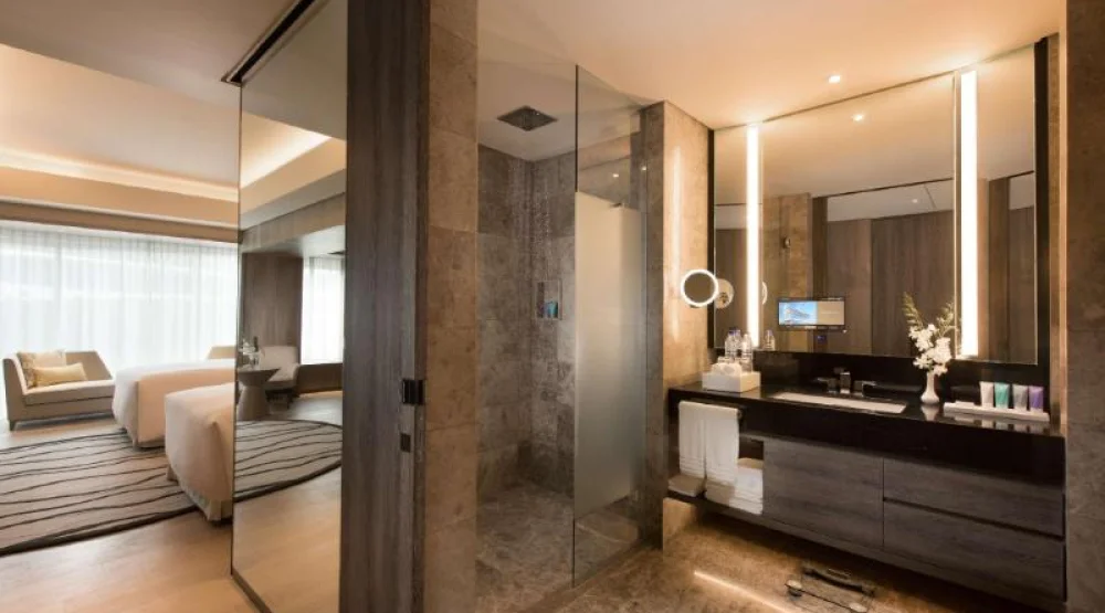 Pool View Twin Deluxe Room - Partial Bay View at Conrad Manila