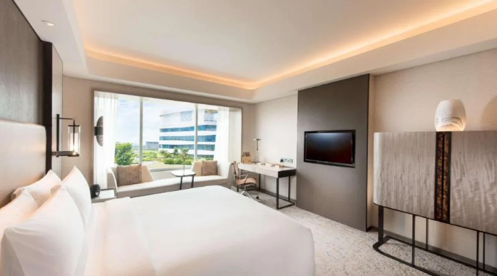King Deluxe Room at Conrad Manila