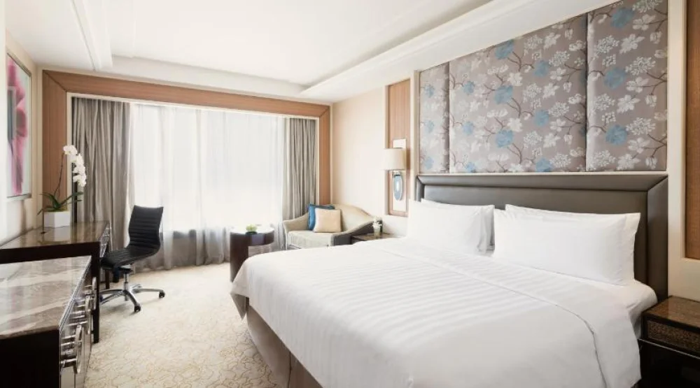 Tower Wing Deluxe King at Edsa Shangri-La Hotel