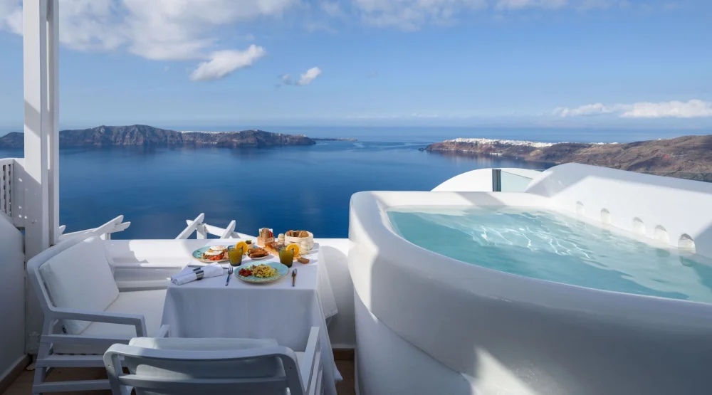 Siren | Outdoor Jacuzzi Suite at Above Blue Suites