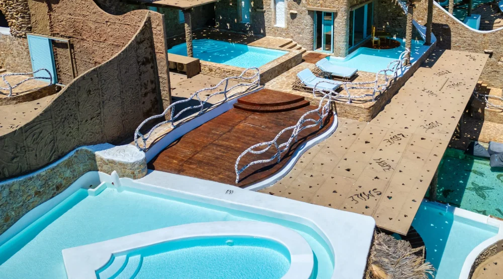 Alpha Love Heart Pool Suite at Calilo Ios