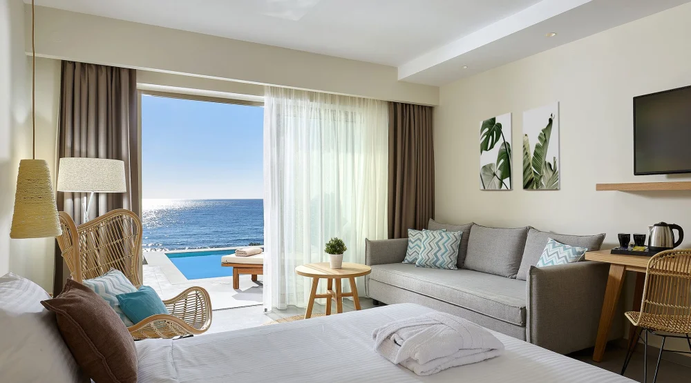 Superior Room with Individual Pool at Enorme Santanna Beach