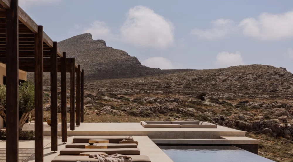 Cliff Front Three Bedroom Villa with Outdoor Private Pool and Sea View at Gundari