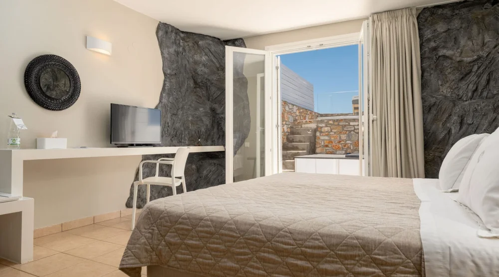 Cave Suite with Outdoor Hot Tub at Paros Agnanti Hotel