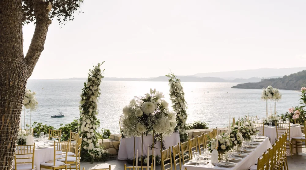 Corner Bar Outdoor Veranda at White Rocks Hotel