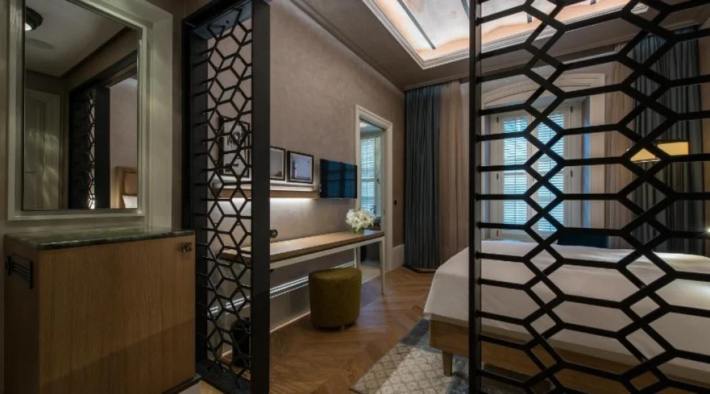 Deluxe Signature Queen Room at 10 Karakoy