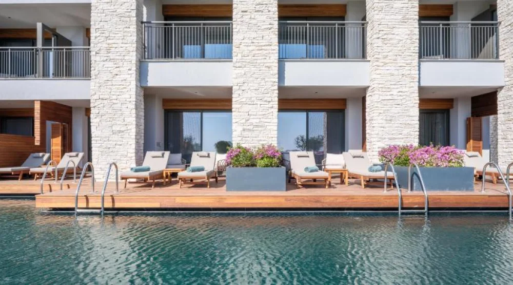 Deluxe Swim-up Room Sea Side (community Zone) at Anda Barut Collection