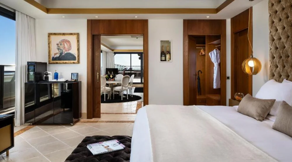 Penthouse Suite Red Level Möet & Chandon at Hotel Don Pepe Gran Melia