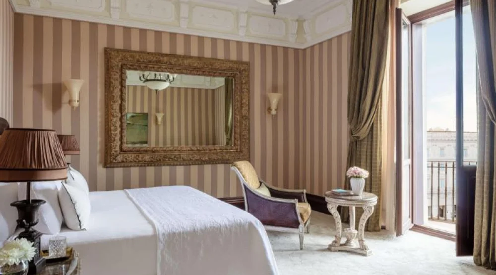 Junior Suite Piazza View at Anantara Palazzo Naiadi