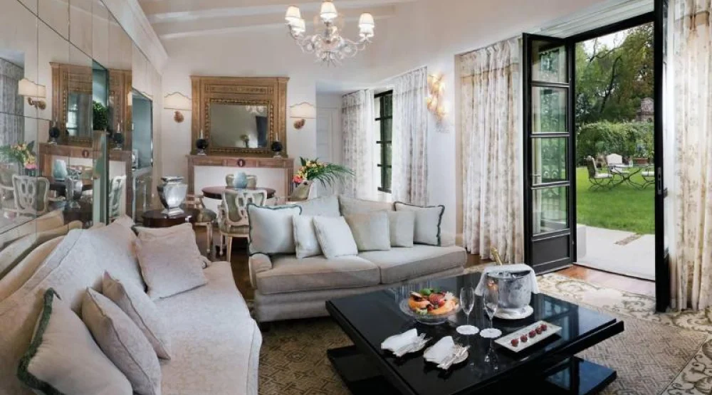 Pool Garden Suite King at Four Seasons Hotel Firenze