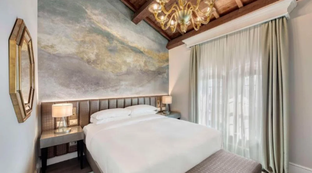 Queen Molino Superior Room at Hilton Molino Stucky Hotel