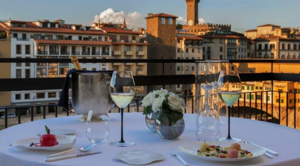 Executive Double Room with River View and Terrace at Hotel Lungarno