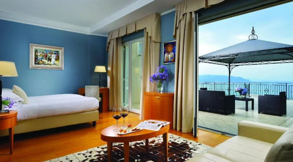Junior Suite with Sea View at Hotel Raito