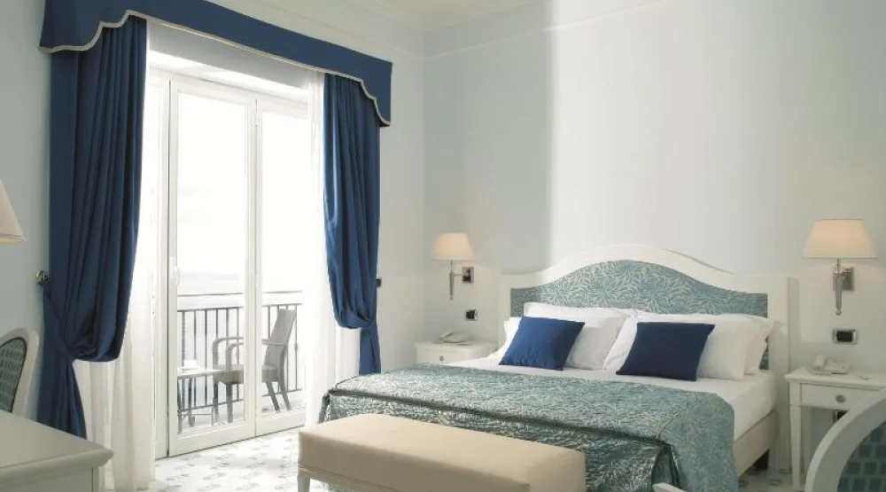 Deluxe Double Room with Terrace Sea View at Hotel Raito