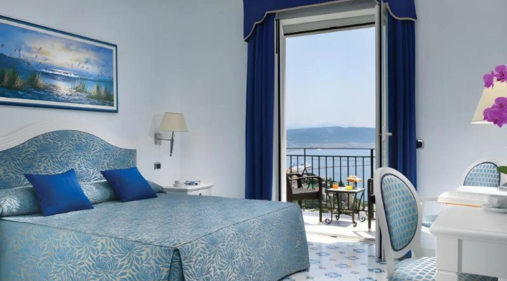 Superior Double Partial Sea View at Hotel Raito