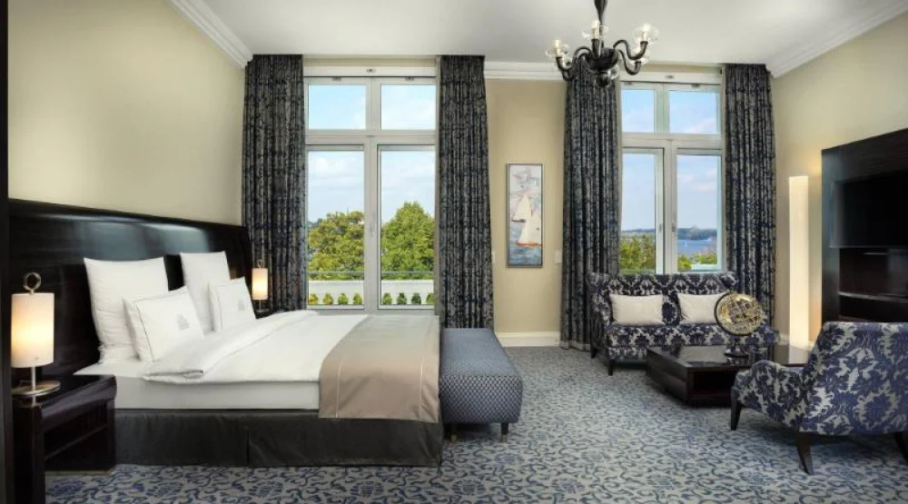 Deluxe King Lake View, Guest Room, One King, Lake View at Hotel Atlantic Hamburg Autograph Collection