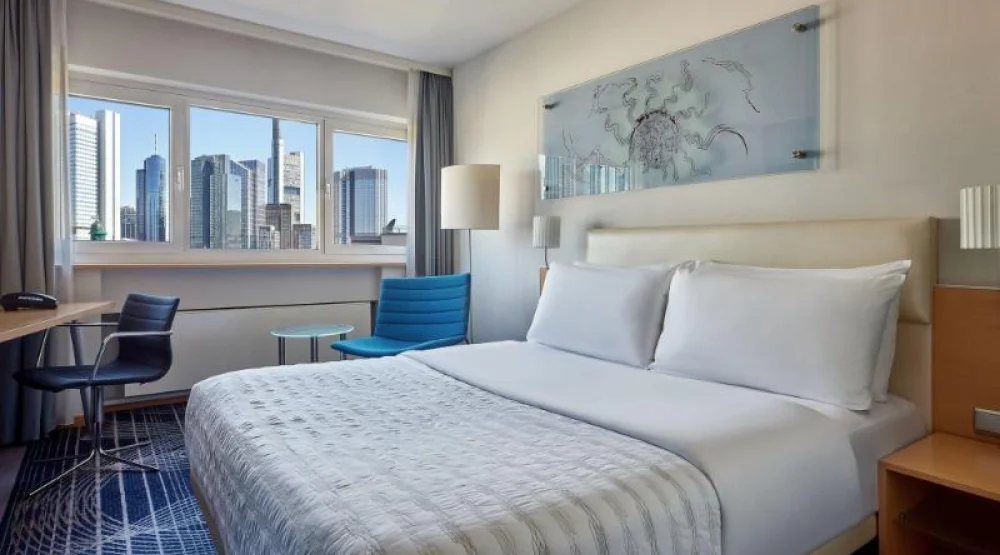 Superior Skyline View, Guest Room, One Queen, Skyline View, Legacy Wing at Le Meridien Frankfurt