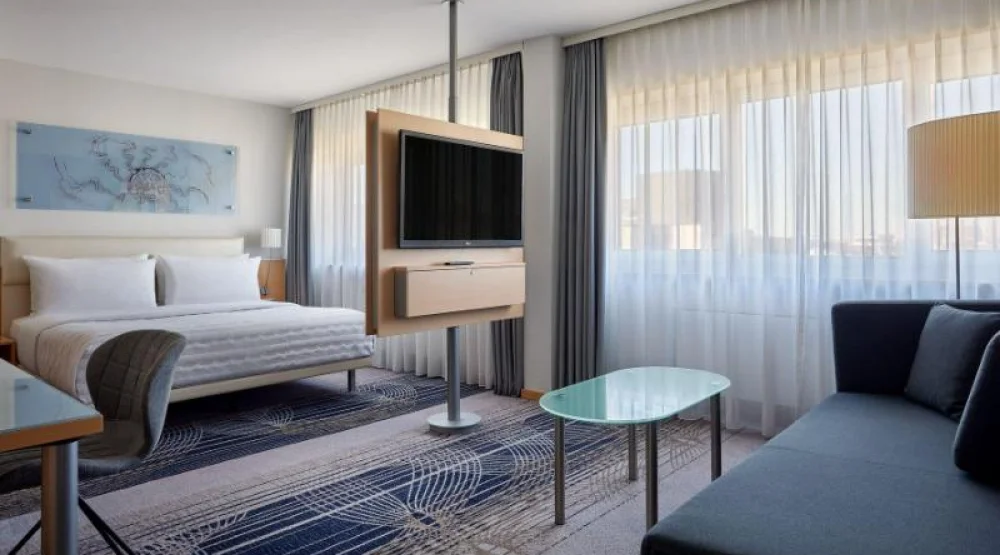 Deluxe King, Guest Room, One King, Legacy Wing at Le Meridien Frankfurt
