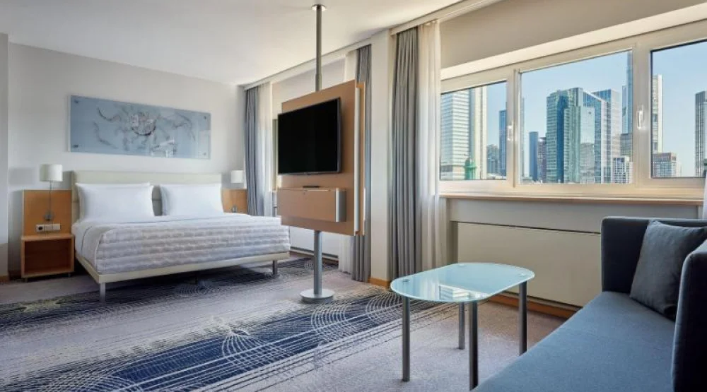 Deluxe King Skyline View, Guest Room, One King, Skyline View, Legacy Wing at Le Meridien Frankfurt