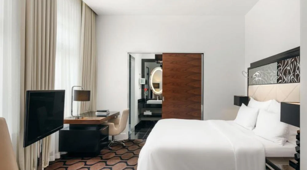Deluxe Room, Guest Room, One King at Roomers Berlin Steinplatz Autograph Collection