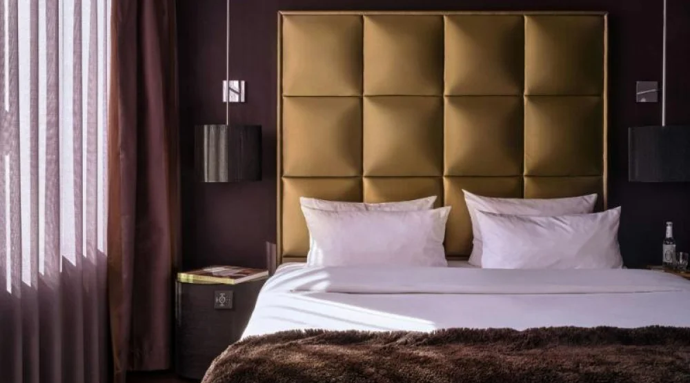 Comfort, Guest Room, One Queen, Courtyard View at Roomers Frankfurt Central Autograph Collection