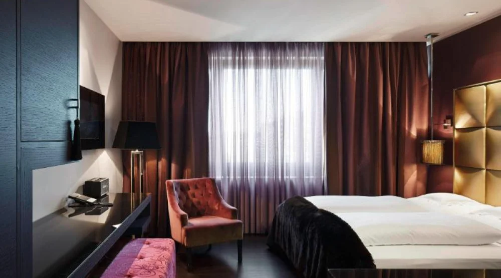 Superior, Guest Room, One Queen, City View at Roomers Frankfurt Central Autograph Collection