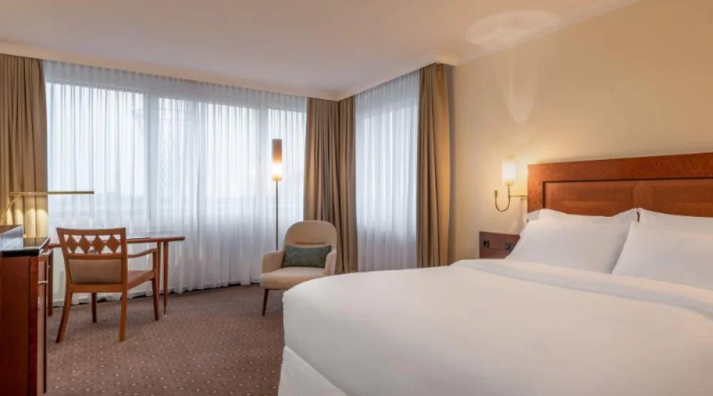 Deluxe Room, Guest Room, One Queen at The Westin Grand Munich