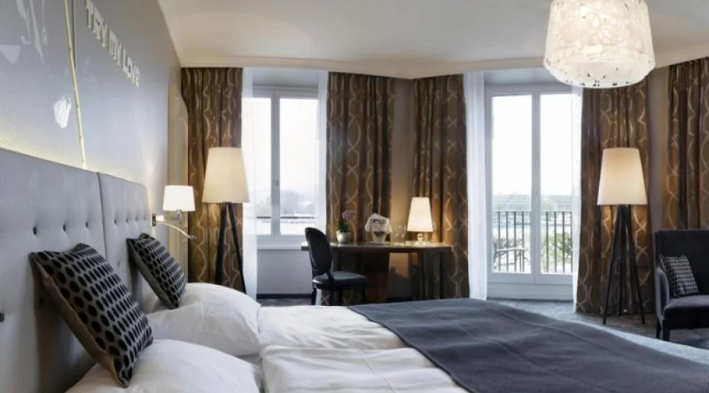 Junior Suite Lake View at Hotel Schweizerhof Luzern