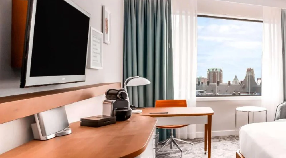 King Deluxe High Floor Room at Hilton Rotterdam