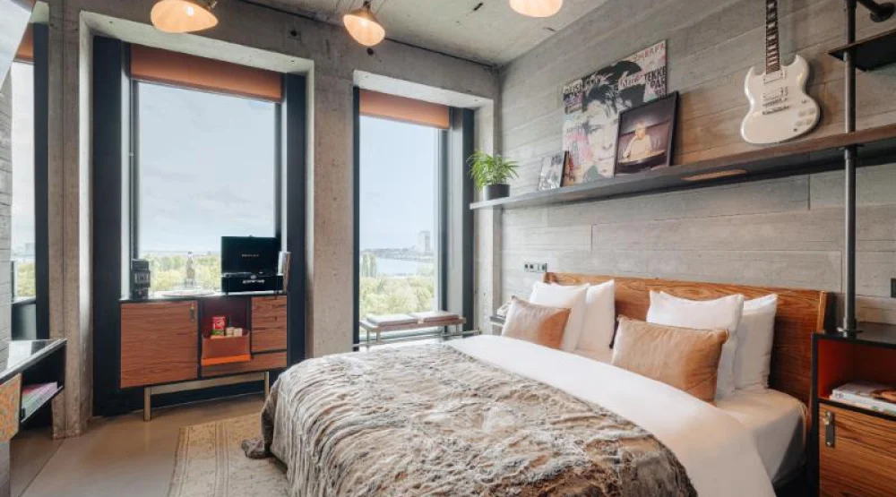 Sir Deluxe at Sir Adam