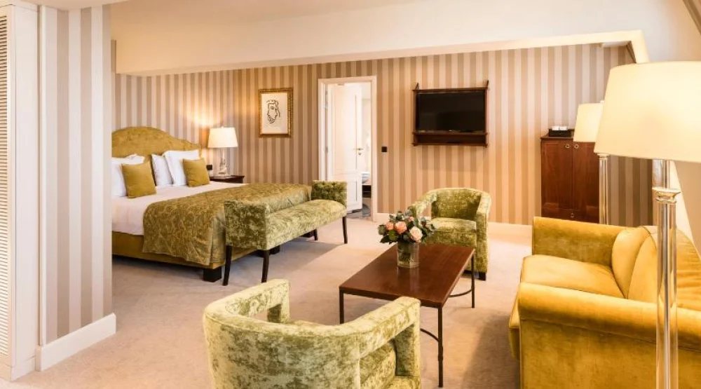 Deluxe Suite at Hotel Dukes Palace