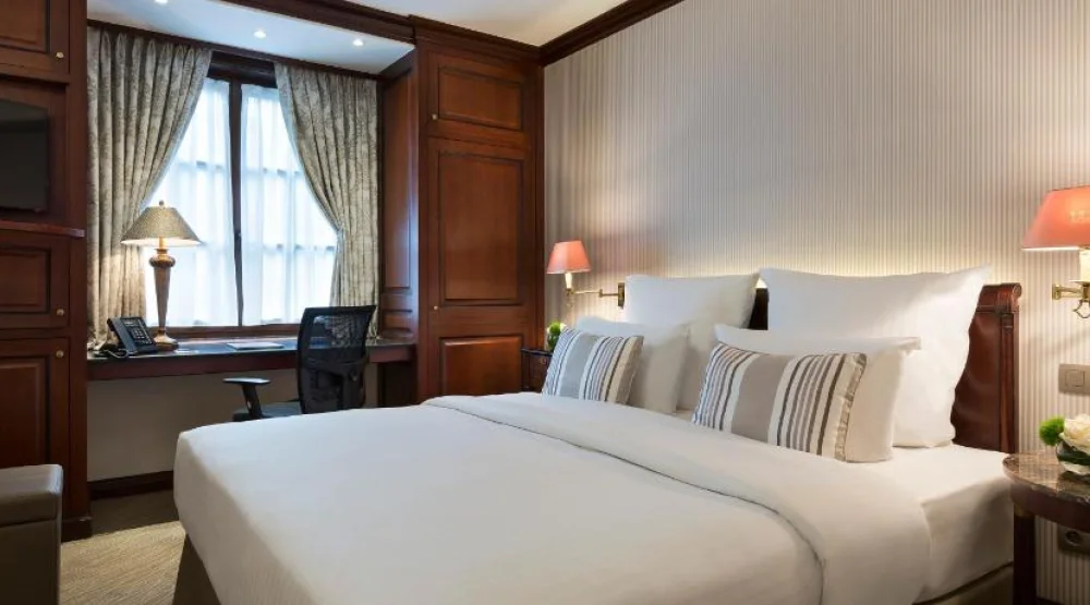 Classic Queen Room at Warwick Brussels